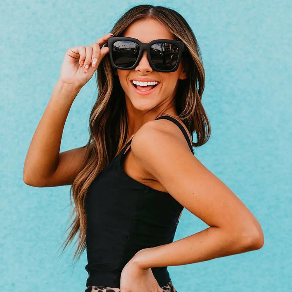 72c4f39371060791cfd99fab747f71be Woaman with sun glasses